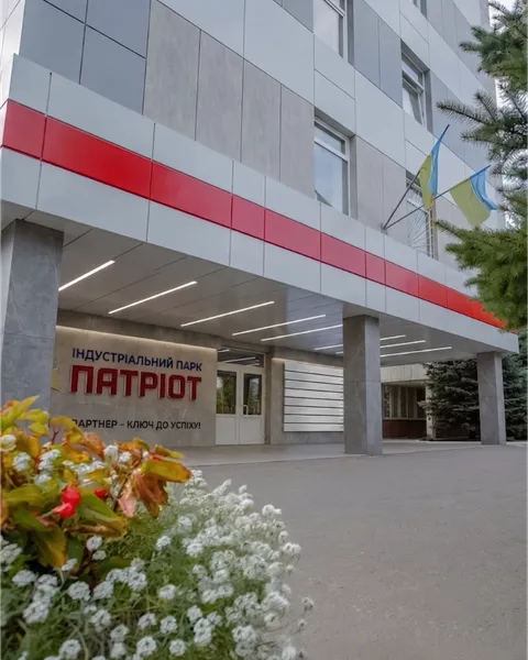 Головний вхід та фасад адміністративної будівлі індустріального парку «Патріот».