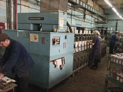 The process of twisting and preparing wool yarn for weaving